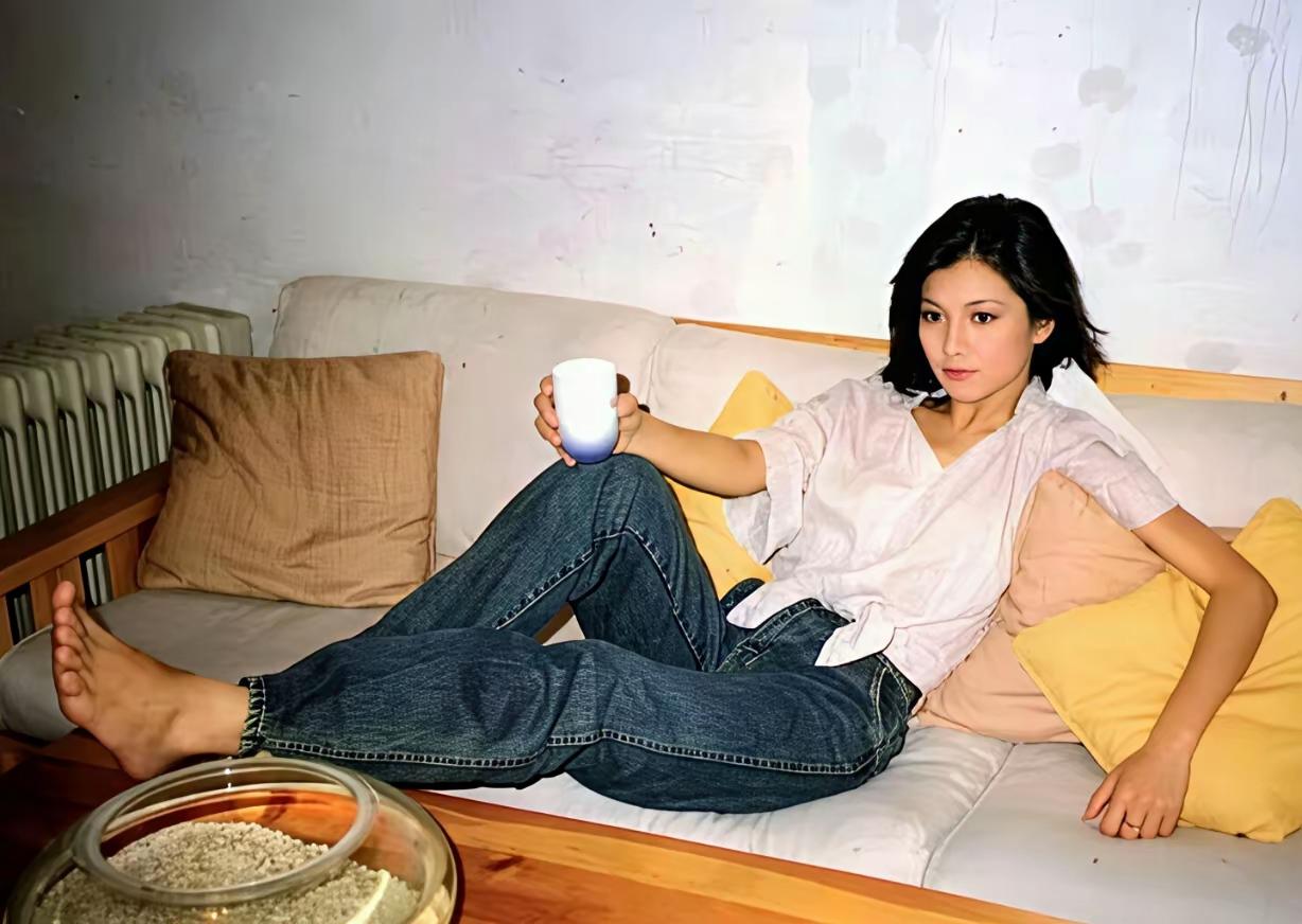 翁美玲
上世纪80年代的服装
上身白衬衫
配上牛仔裤
放现在一点也不落伍