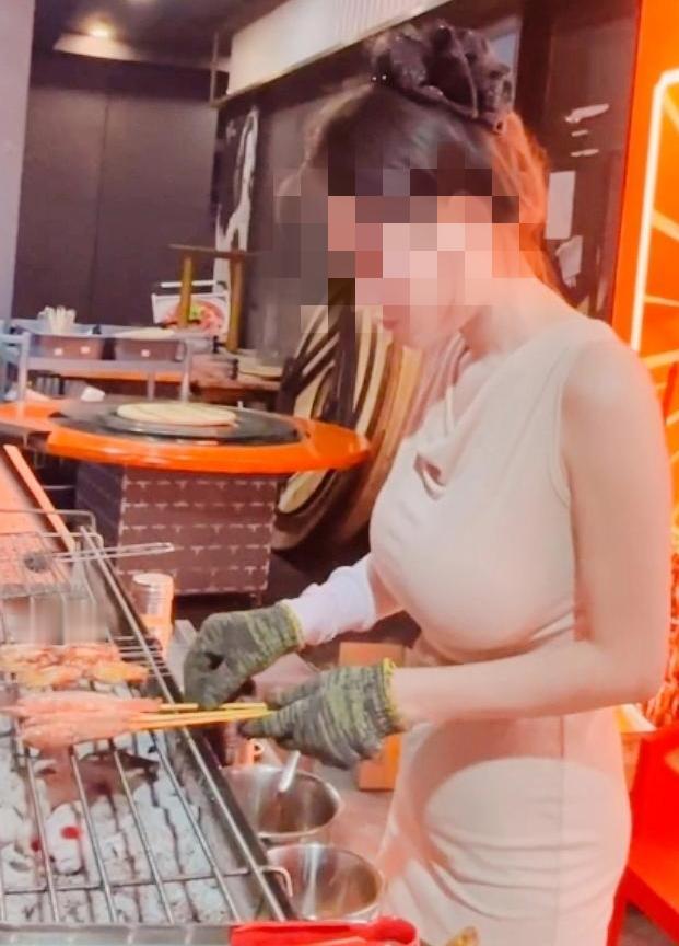 男子吃烧烤时，发现女老板不仅好看，还独自一人看店，忍不住就扑了上去，强行撕扯对方