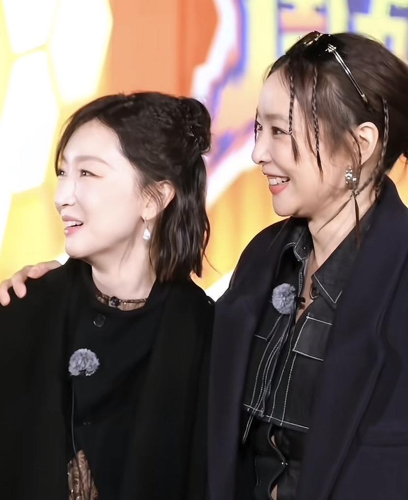 周冬雨说高叶在她演《山楂树之恋》的时候就特别照顾她，现在参加综艺节目，高叶对她还