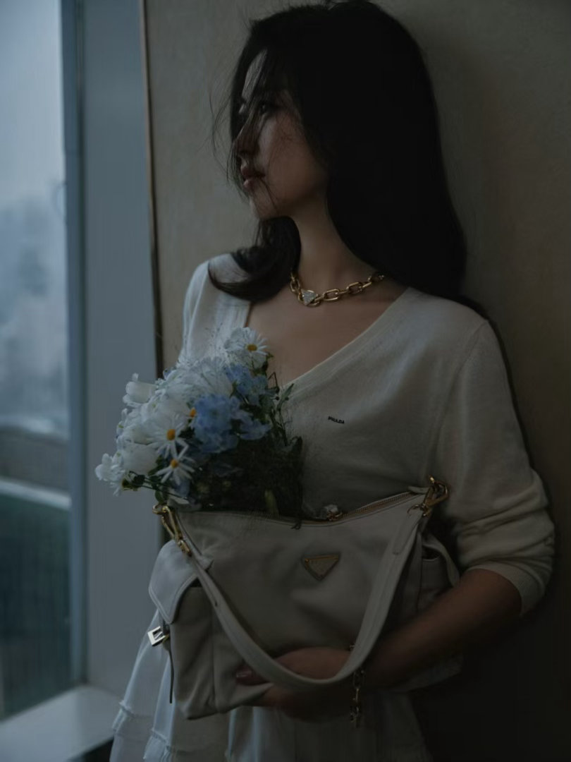 朱珠捧花照朱珠把白裙穿成高定 朱珠｜白裙高定，捧花浪漫 