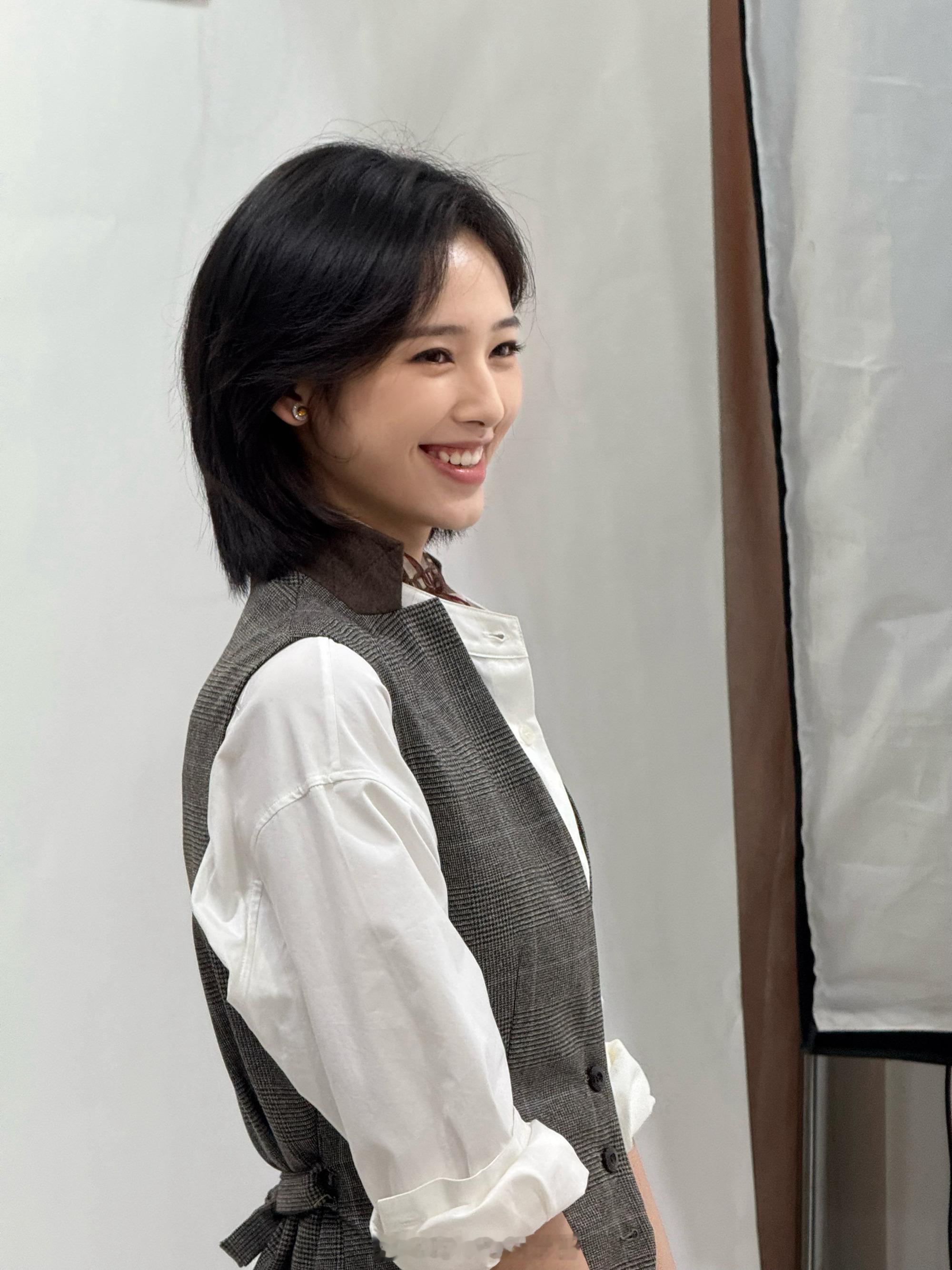 鹤秋长发妹短发姐鹤秋长发短发都精彩 内娱好久没见这么能扛造型的新生代，长发氛围感