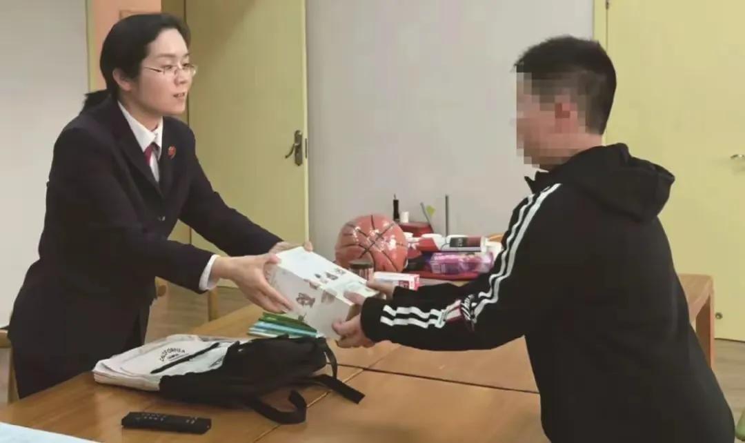 “在金钱面前，亲情弱爆了！”5月28日，贵州贵阳，一男孩3岁丧母，10岁丧父，男