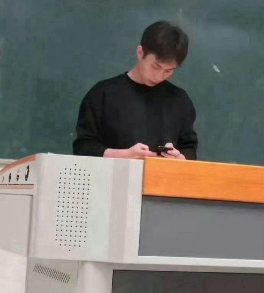 第一眼，哇，好像有个帅哥，再一看，破灭了