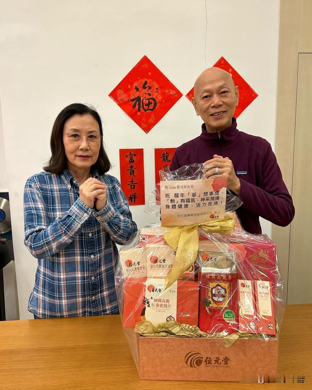 中国香港资深艺人罗家英公开分享欢庆农历新年的行程安排，同时大方透露每年包给太太汪