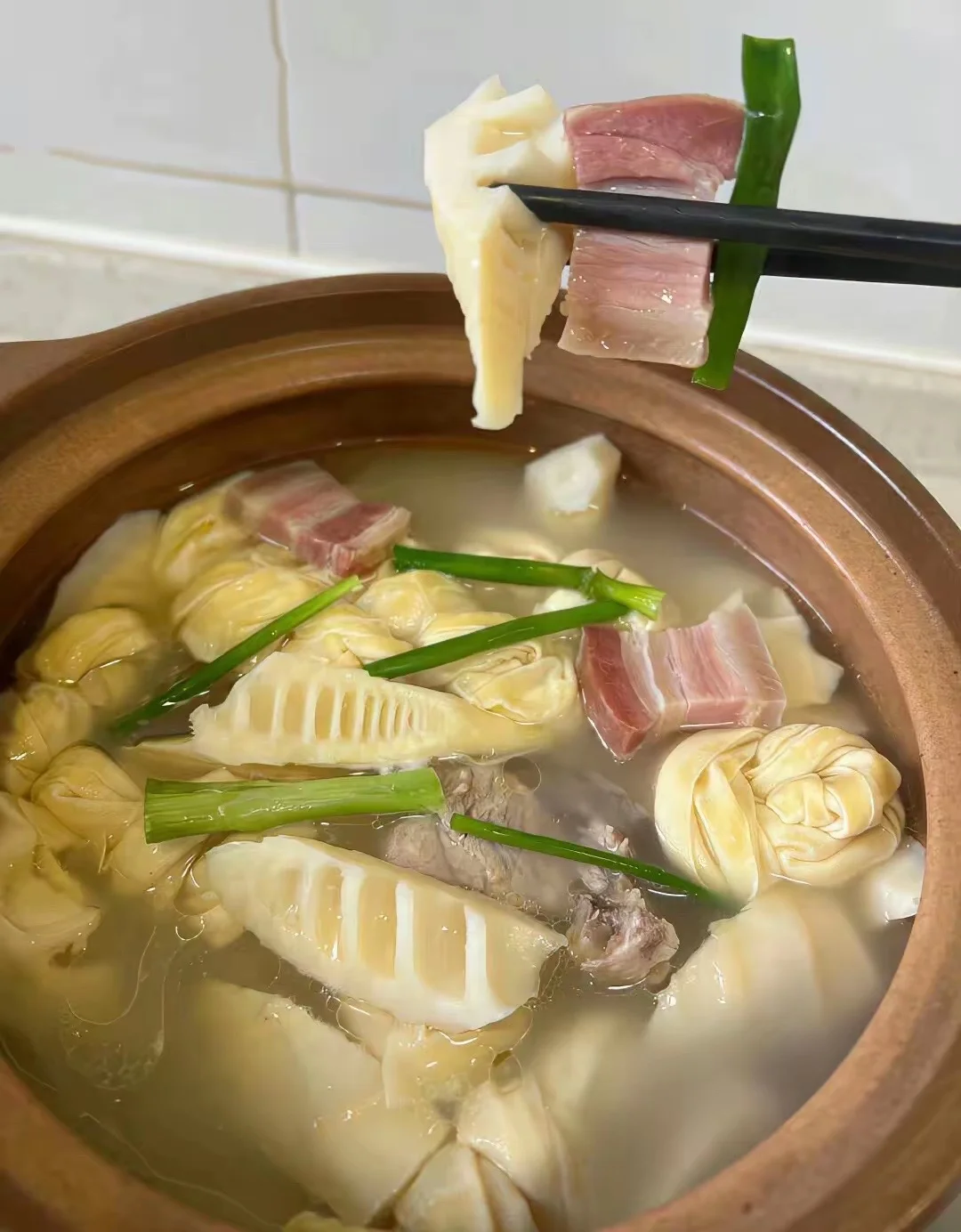 有些人会去找一个没担当的男人结婚。 因为在这场关系里面，自己可以有绝对...