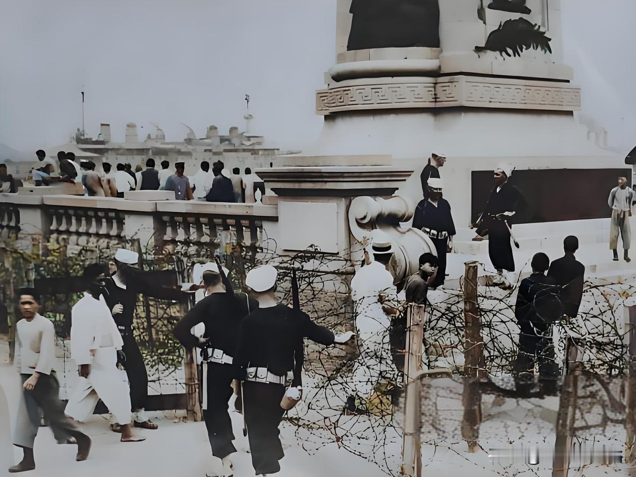 在上海，时光回溯至1932年，外洋泾桥旁，那座象征着欧战记忆的纪念碑下，密布的铁
