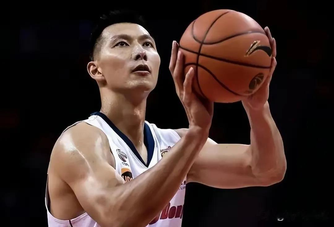 CBA神人，场均12分却赚到亿元薪水，吸金能力不输巨星易建联。李根的高薪归功于李