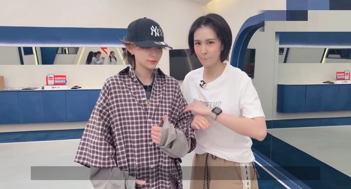 曾沛慈见到李斯丹妮秒变小迷妹 太有生活感了！曾沛慈见到李斯丹妮立马秒变小迷妹，情