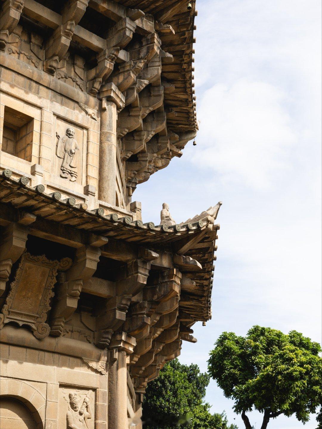 人文景观  泉州开元寺，这座隐匿于现代都市缝隙中的千年古刹，仿佛是一位穿越时空的