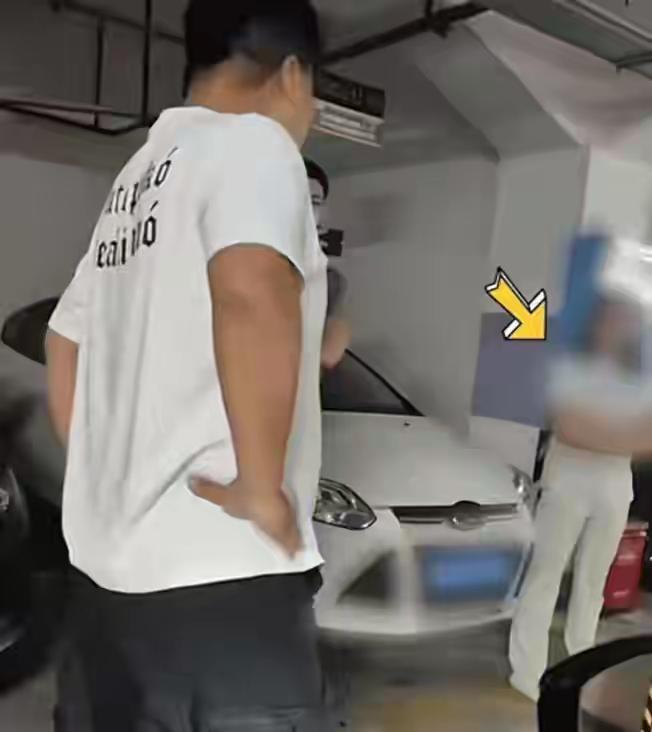 一个男人，出事了第一时间把车横在业主车头前堵着，拿手机录像，显得自己特有种。结果