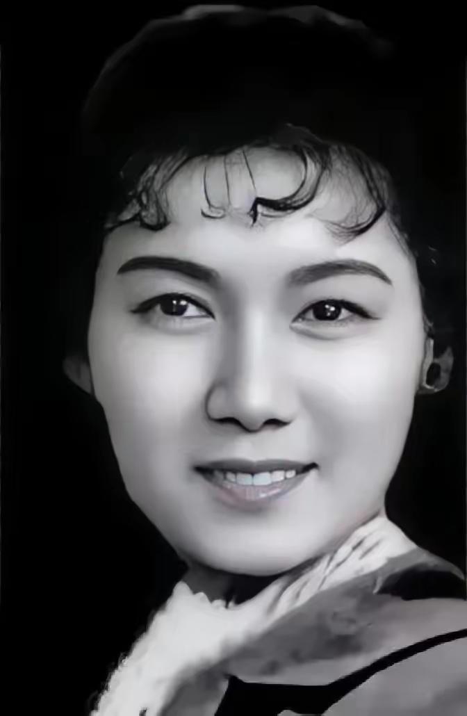 1952年的一天，齐白石已经快90岁了，他不知哪里来的力气，一把将25岁的新凤霞
