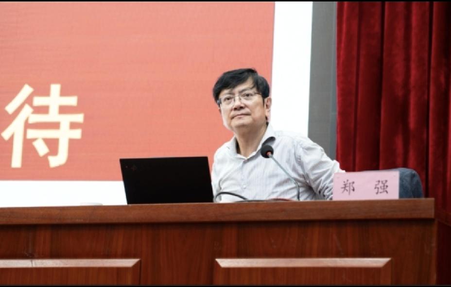 别再神话人工智能了。
郑强教授最近一句话，说得很扎心：
AI是用来“帮人”的，不