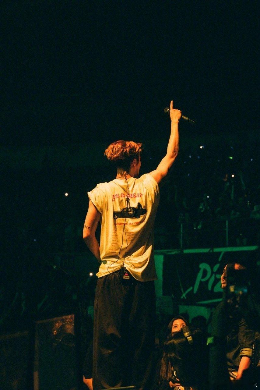 王嘉尔这一天到底做了多少事 王嘉尔时间管理大师上线！菲律宾巡演日从健身到开唱连轴