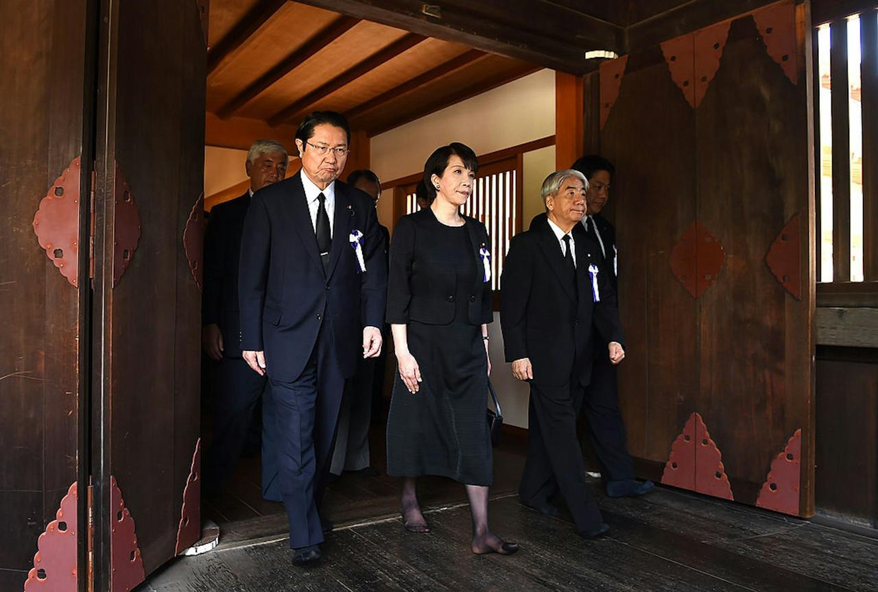 高市早苗在2026年8月15日选择不参拜靖国神社，并非立场转变，而是一次精算后的