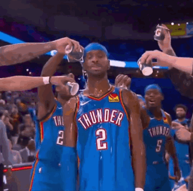 亚历山大被队友浇头，一脸的不爽，面无表情，斜眼望去：你们好无聊，好幼稚。
亚历山