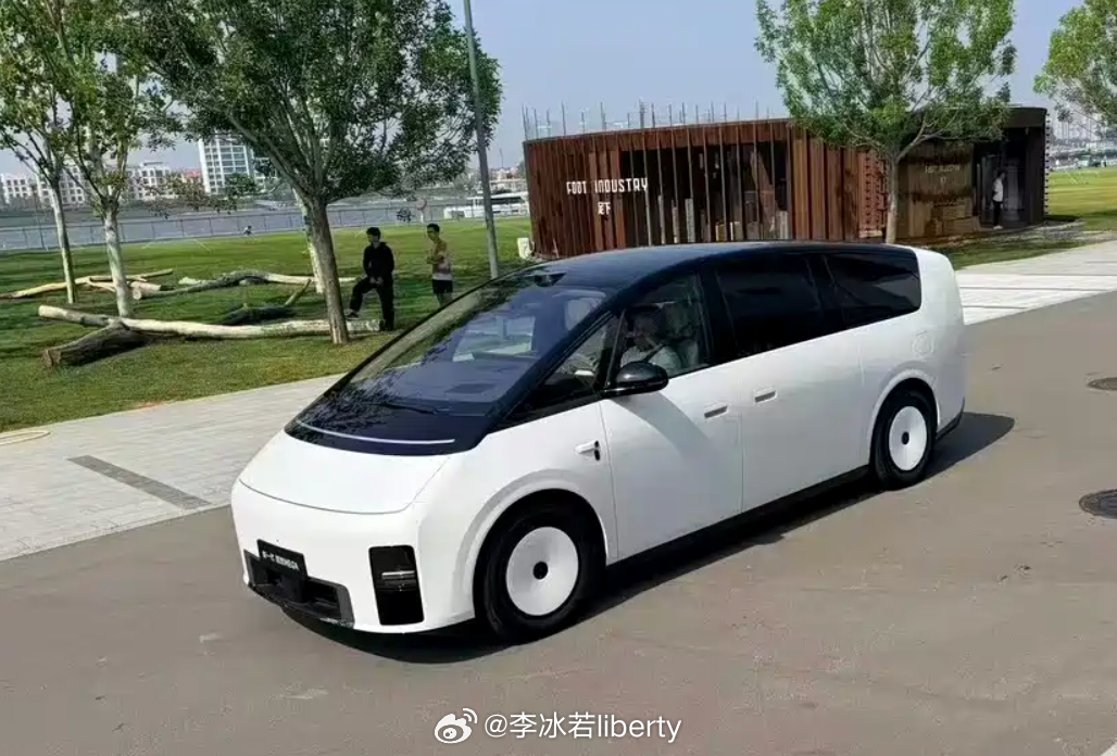新款理想MEGA实车造型没大变但是范很正，尤其是配了新圈之后另外尾灯组也有调整看