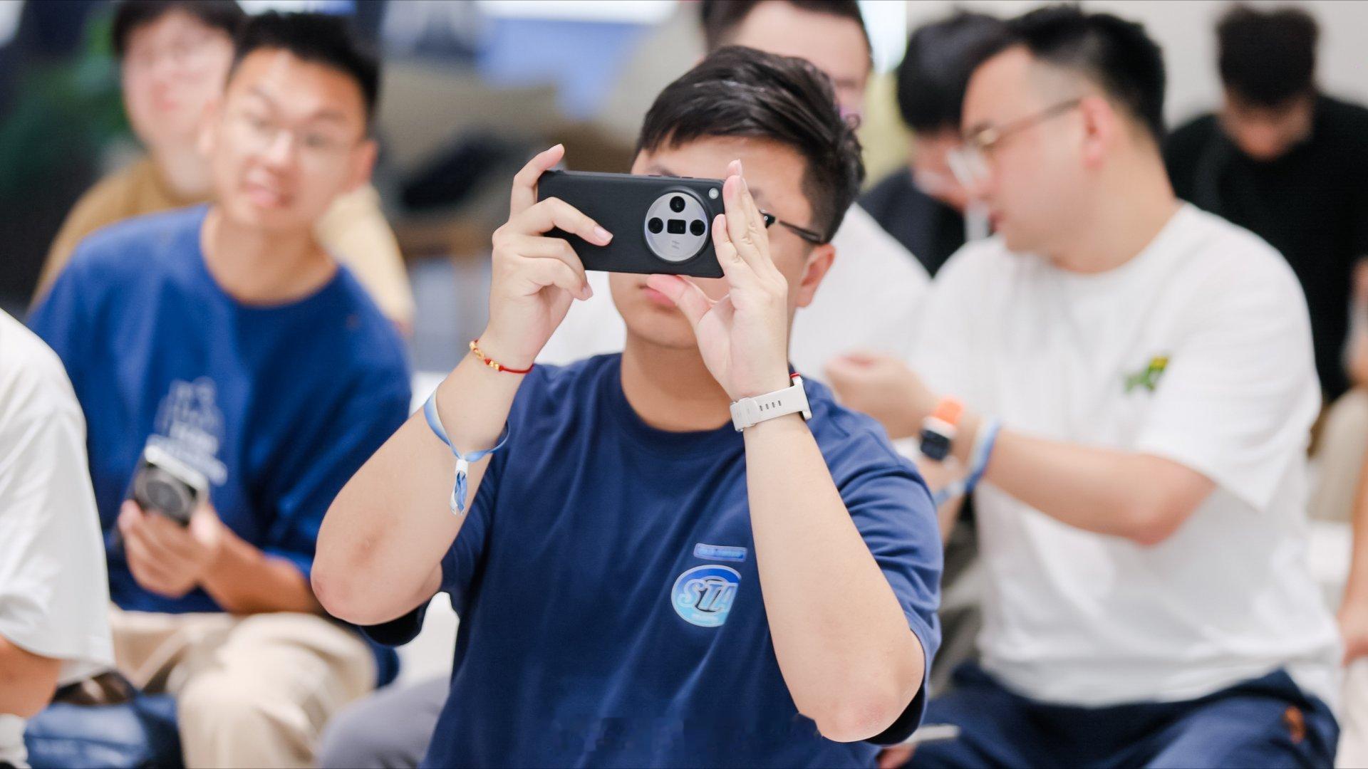 你看，我还是常用 Find X7 Ultra。 ​​​