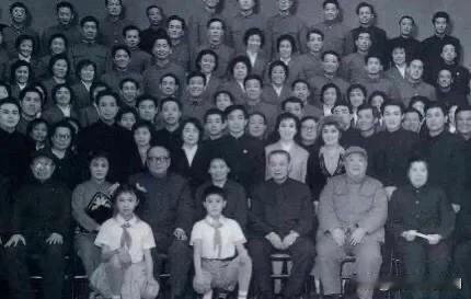 70年代，少年蔡国庆参加文艺汇演后的一张集体合影。前排系红领巾的小男孩，蔡国庆年
