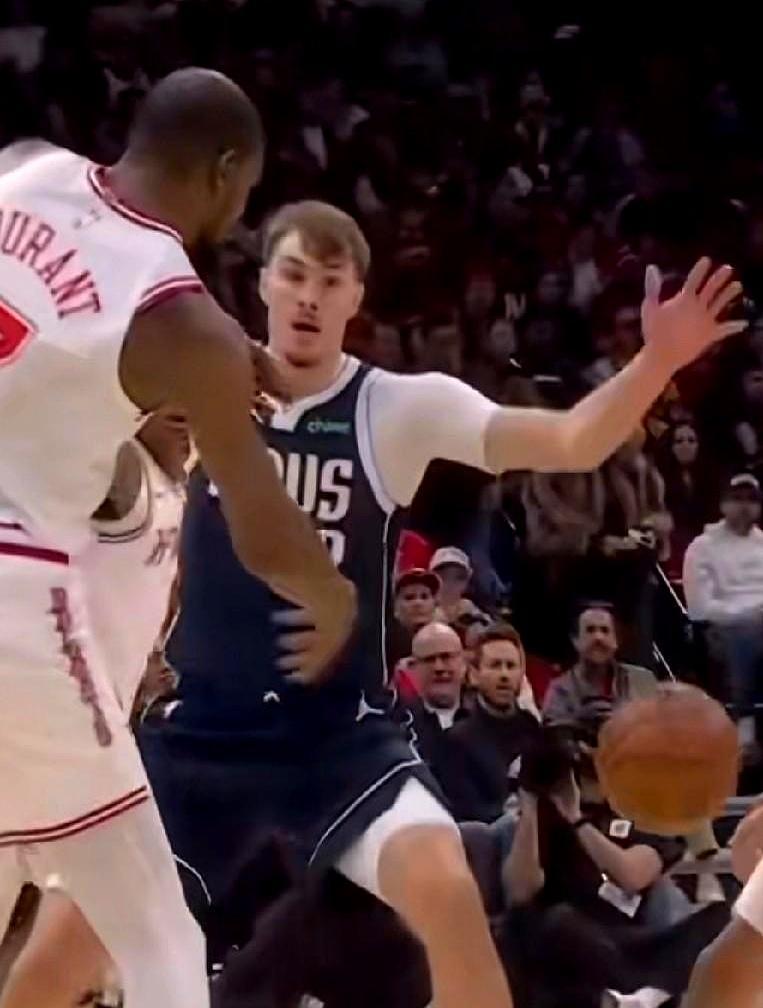 杜兰特17中6，状元郎反倒说要拜他为师。
 
杜兰特全场梦游，17次出手只换来1