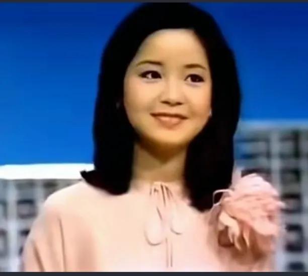 她年轻的时候真是太美了，就算是林青霞、王祖贤见了都是甘拜下风的存在
她不仅是人长