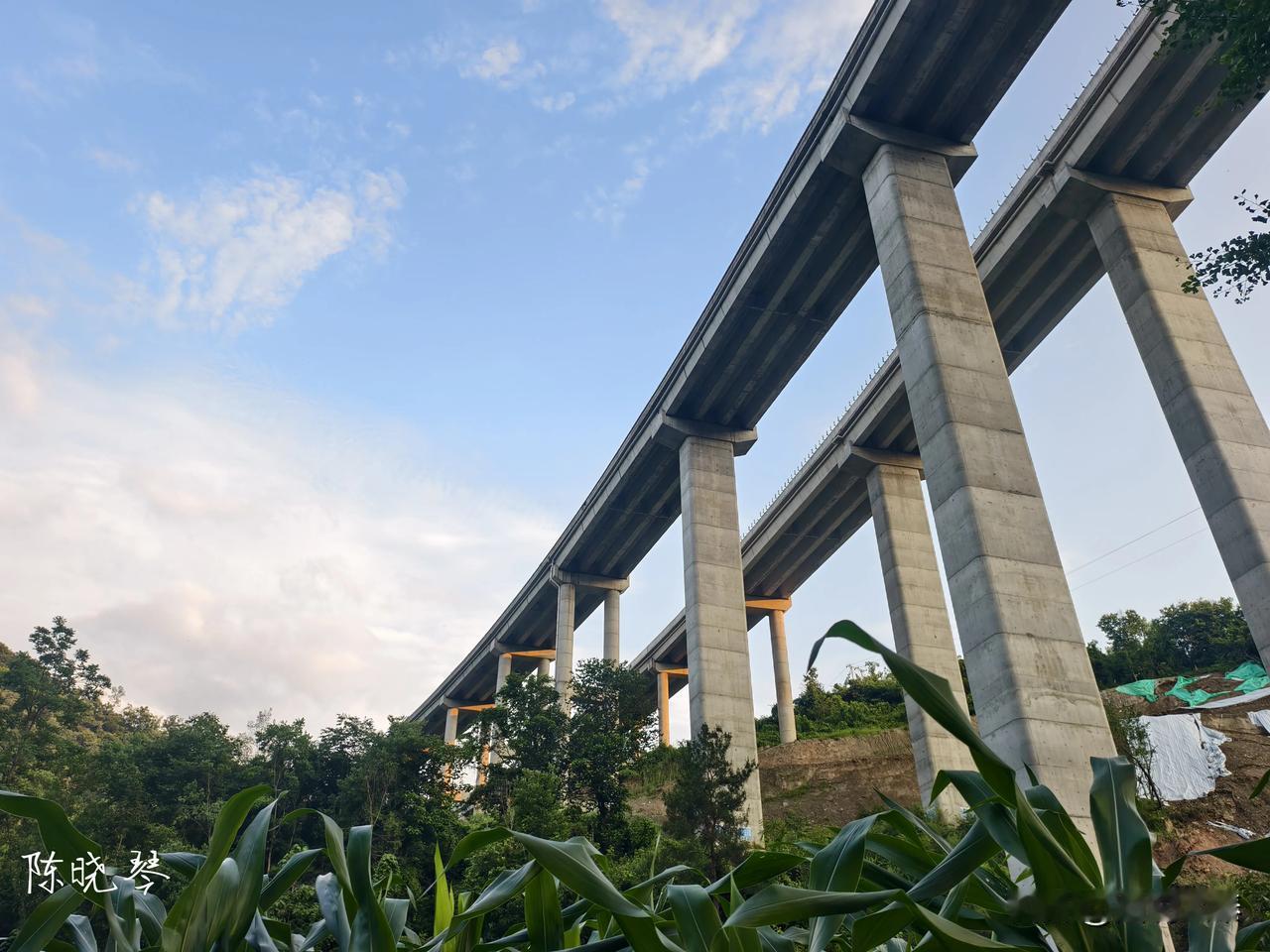 石泉红花沟和宁石高速大桥石泉段，都见证着石泉交通的变迁。以前石泉群山环绕，道路出