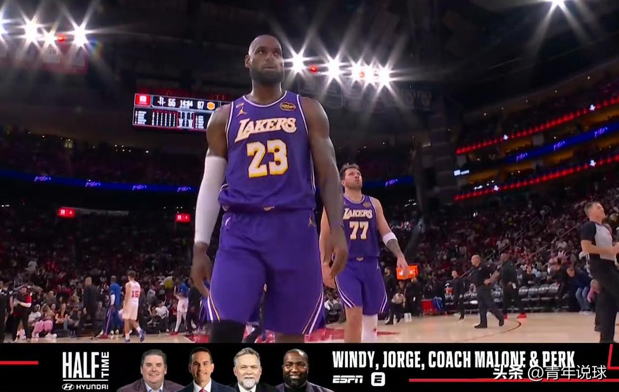 梦回巅峰！詹姆斯半场100%命中率轰18分！

今天，湖人队继续在客场挑战火箭队