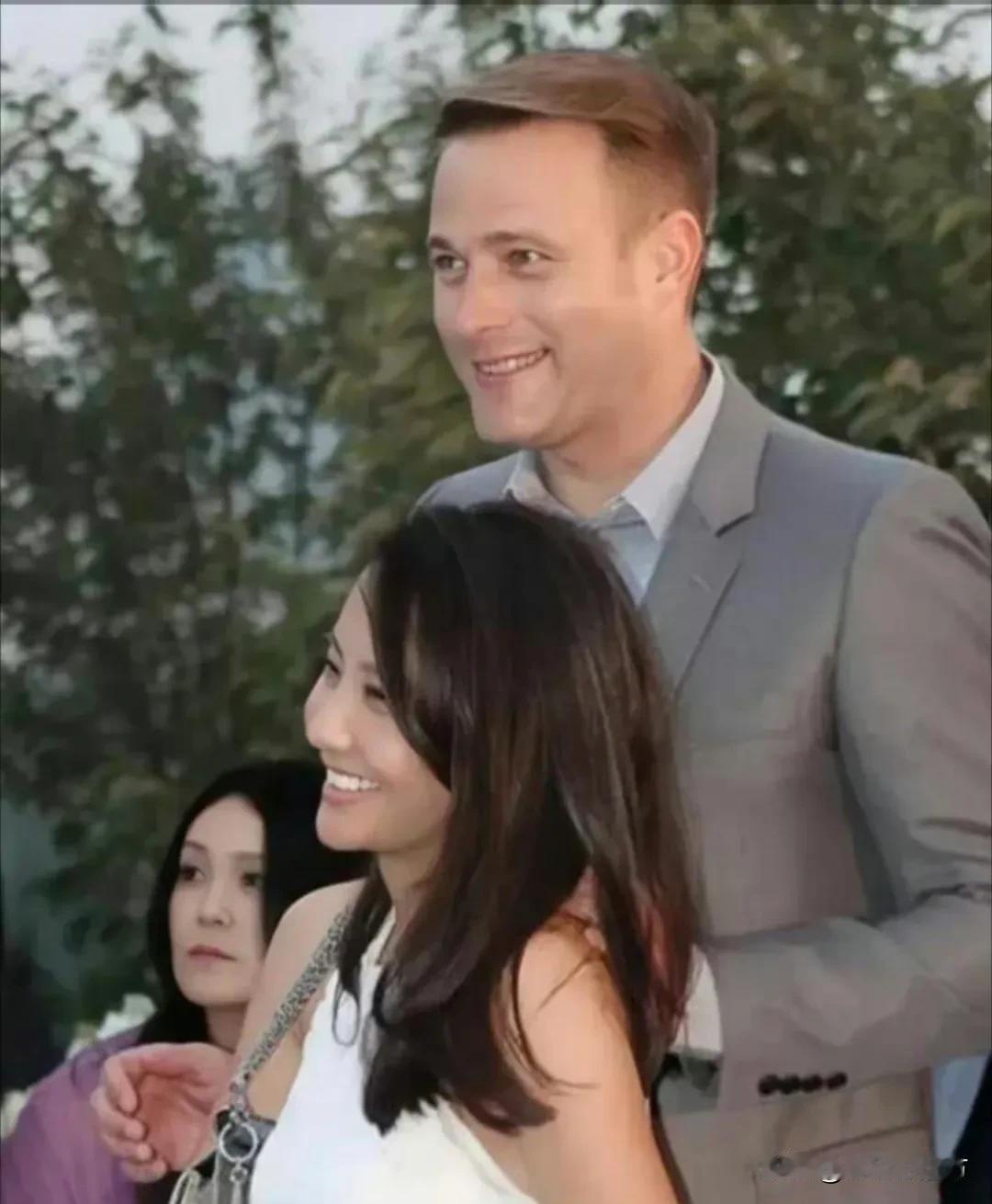 #真正高贵的王后应该是什么样子的?#
吴奇隆的前妻马雅舒和外籍老公的幸福生活。
