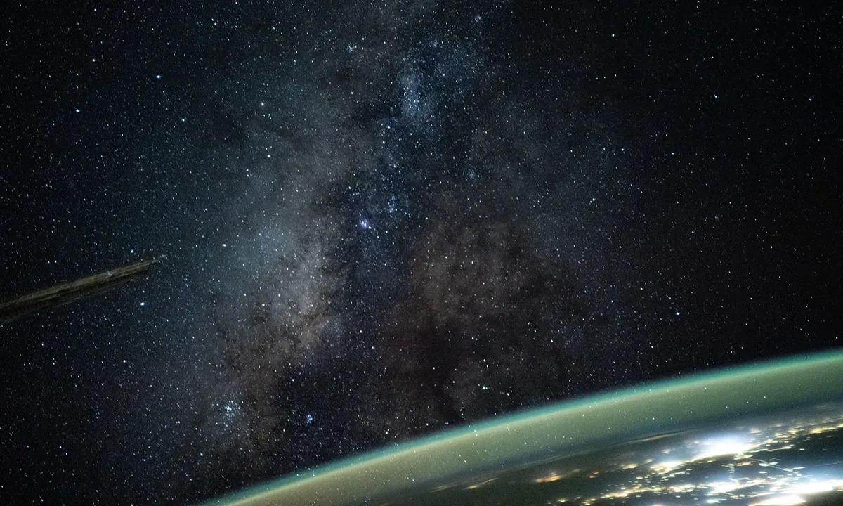 小时候，总想着不切实际的梦想。现在也幻想如果有一天，能够在宇宙中遨游。想去哪就去