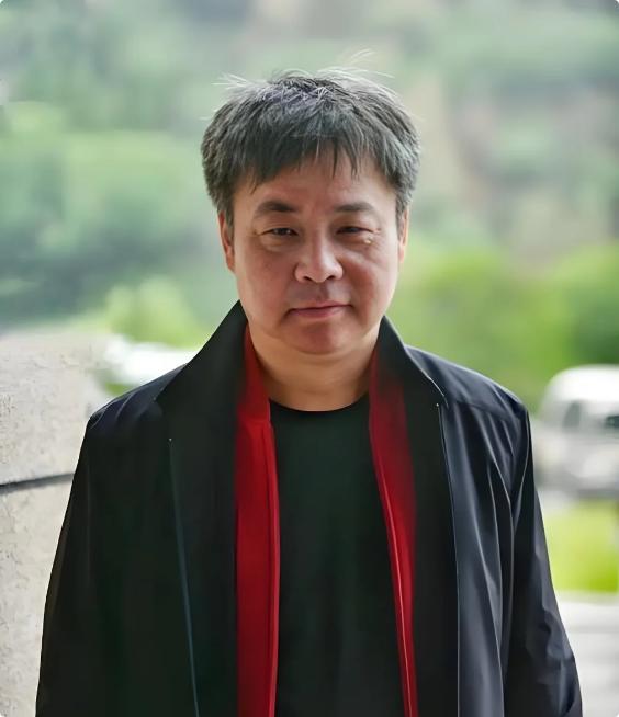 余华说："你的利益，应该放在第一位，而不是献祭自己成就他人，自信比美貌更有杀伤力