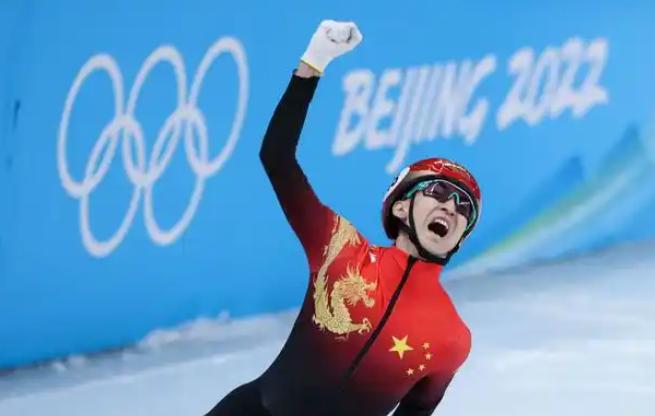 历史最嫩。
 
32岁的武大靖，成了中国短道速滑常设国家队1995年成立以来最年