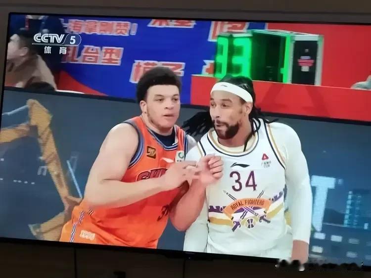兄弟你该减肥了！大哥你肚子上肉也不少！
上海久事洛夫顿和北控萨林杰，今晚对决，沃