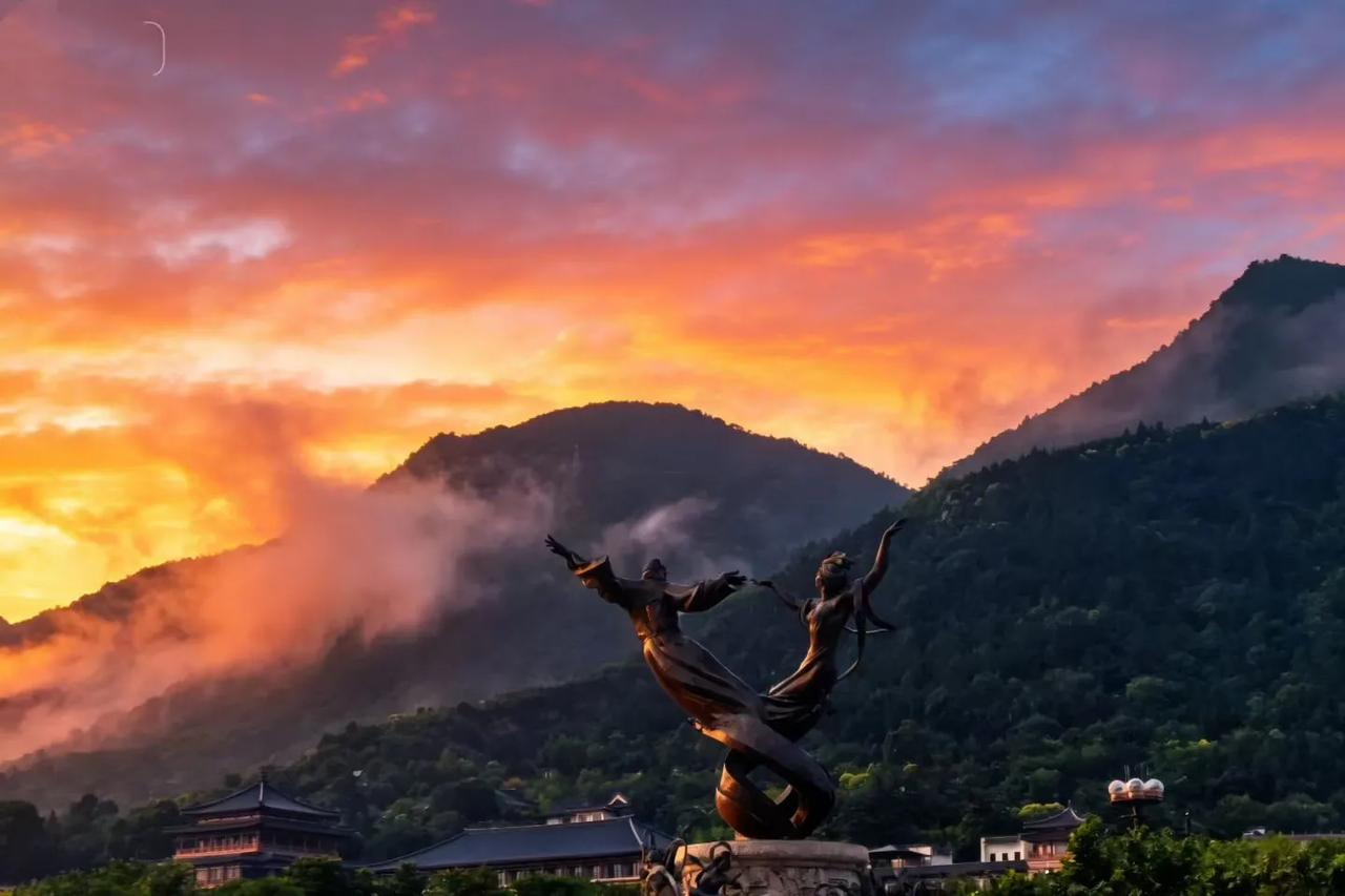 陕西西安骊山：
  夕阳垂落骊山，
余晖漫洒华清宫。
暖金色霞光铺满亭台殿宇，