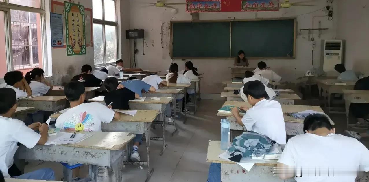 农村中学中考前最后一次模考，考场睡倒一大片。

监考老师转了三圈，发现半数孩子伏