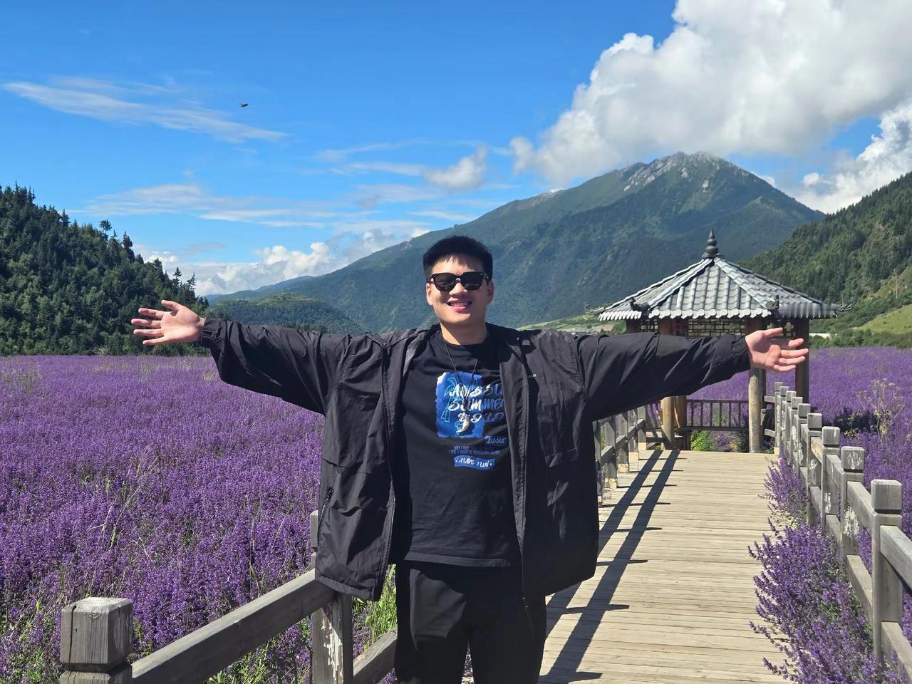 从小就教育他：爱笑的人运气一般不会太差。治愈系的笑容是最好的教育成果。现在去西安