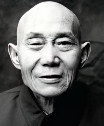 1940年，一名地下党投靠了日军，见到日军队长后，突拿出手枪，先击毙卫兵和一名军