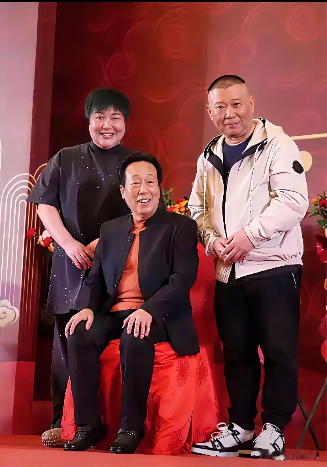 能让郭德纲两口子站旁边的主，不是个简单的人。郭德纲解读 郭德纲小剧场