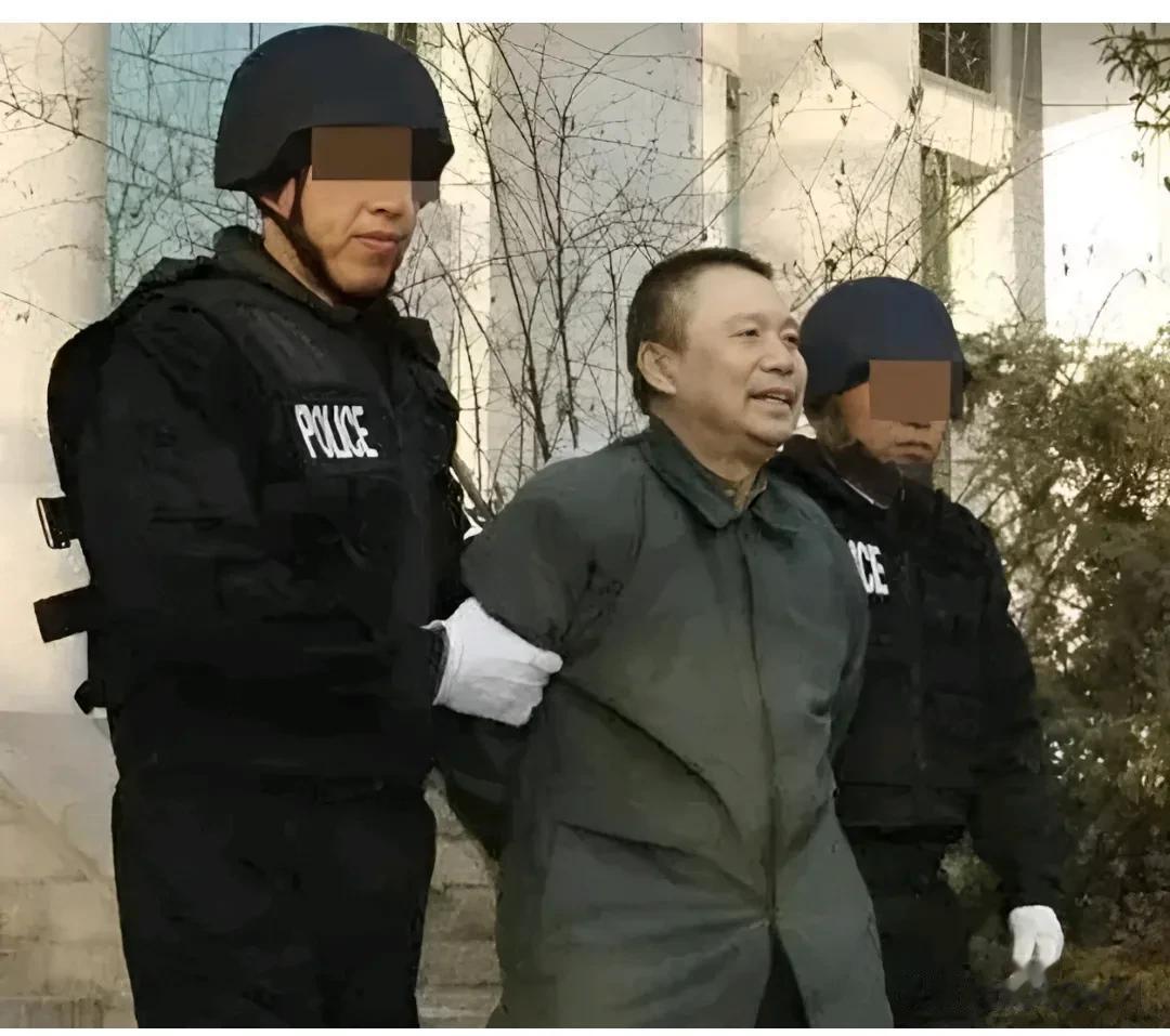 这是2009，杨彦明被押赴刑场前拍下的一张照片，他是第一个“零口供”被判死刑的人