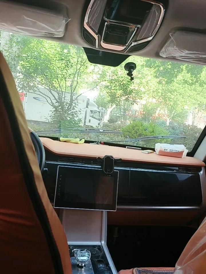 今天是什么日子？
    早上，上班路过二高学校门口，卖花的，买花的，把路都堵了