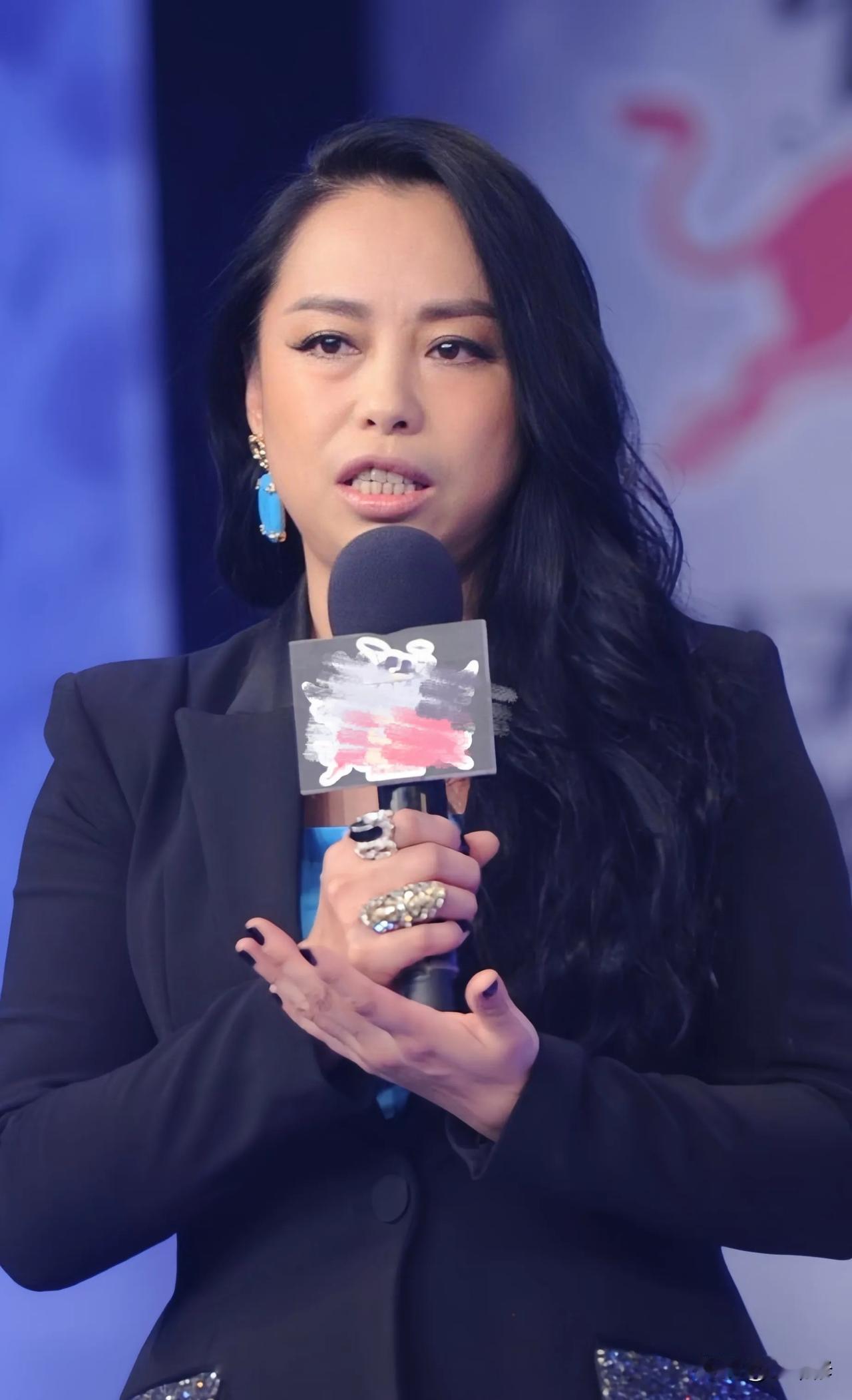 只因在春晚舞台上，别出心裁演唱了一首《难忘今宵》，这几天，质疑歌手黄绮珊的声音不