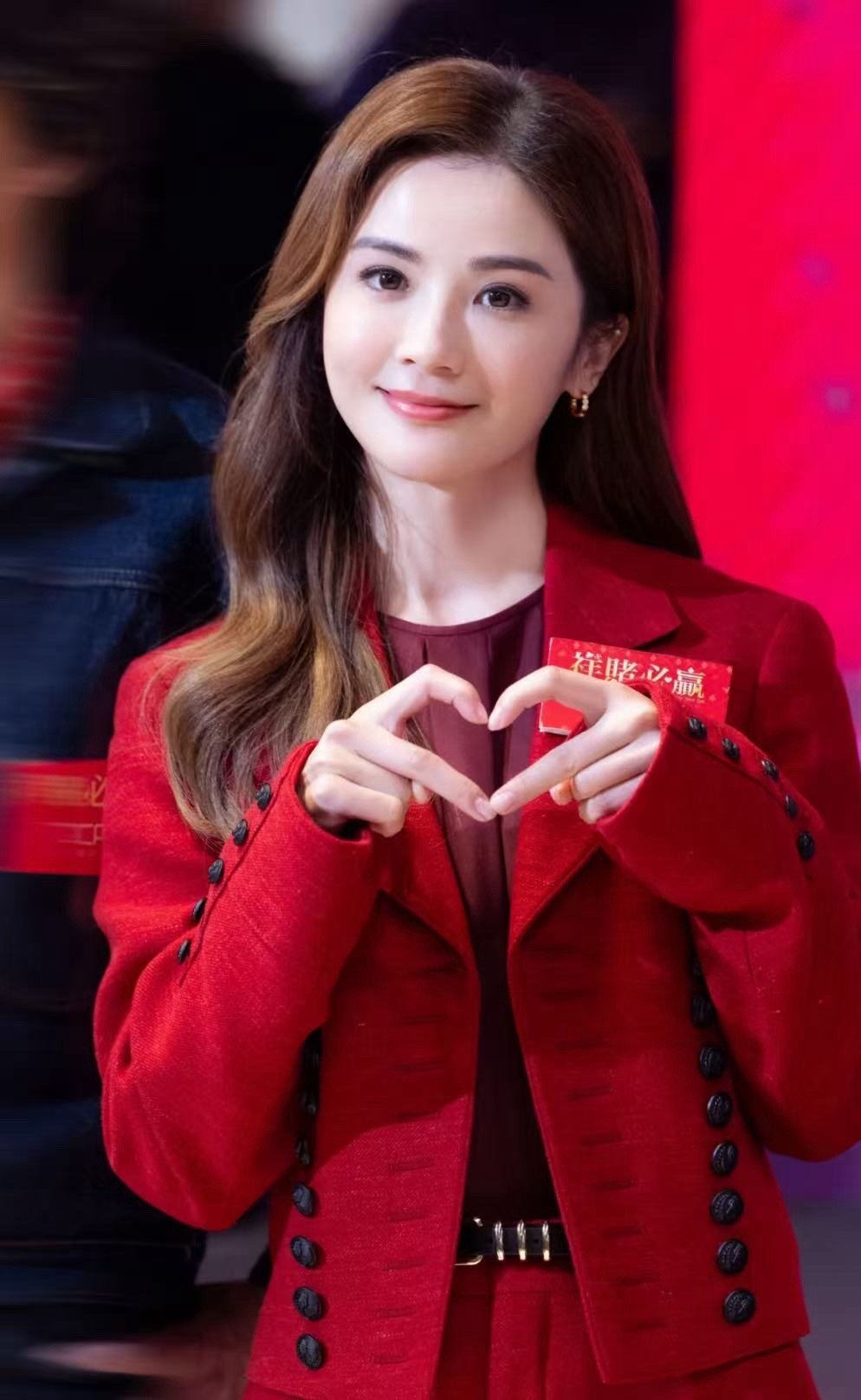 阿Sa和二十年前的自己撞脸了 她笑起来的弧度二十年前什么样现在还是什么样，没有疲