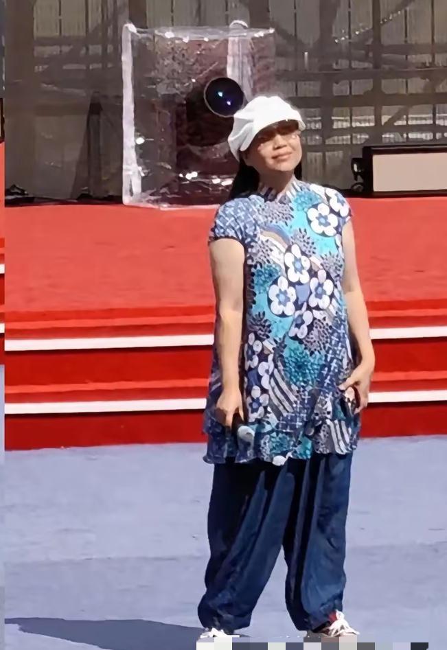 照片中的人，真的是张也吗？不太敢相信呢。张也是1968年生人，才57岁。没有这么