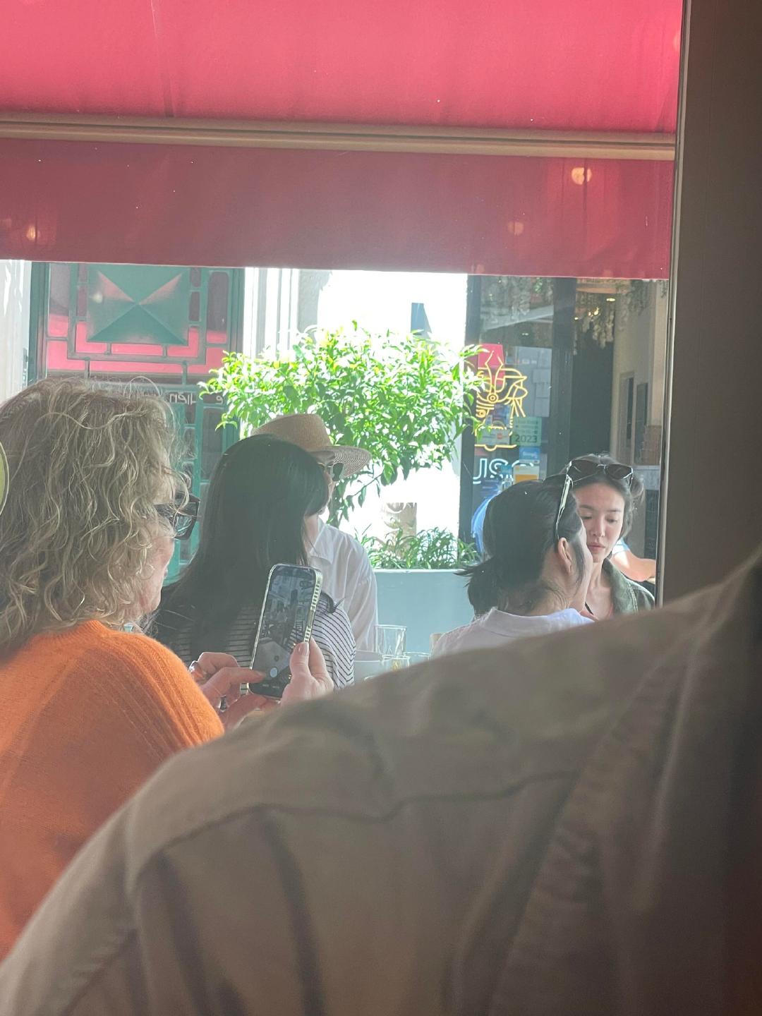 戛纳餐厅偶遇宋慧乔戛纳偶遇素颜宋慧乔网友戛纳餐厅偶遇宋慧乔，说真人很美很瘦，私下
