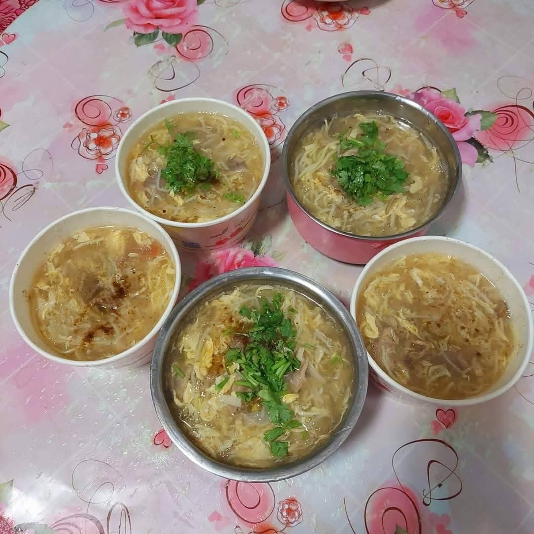 👨👩👧👦簡單的晚餐～🦆蛋花貢丸鴨肉羹麵🌮韮菜盒🍎水果～蘋果時間過得