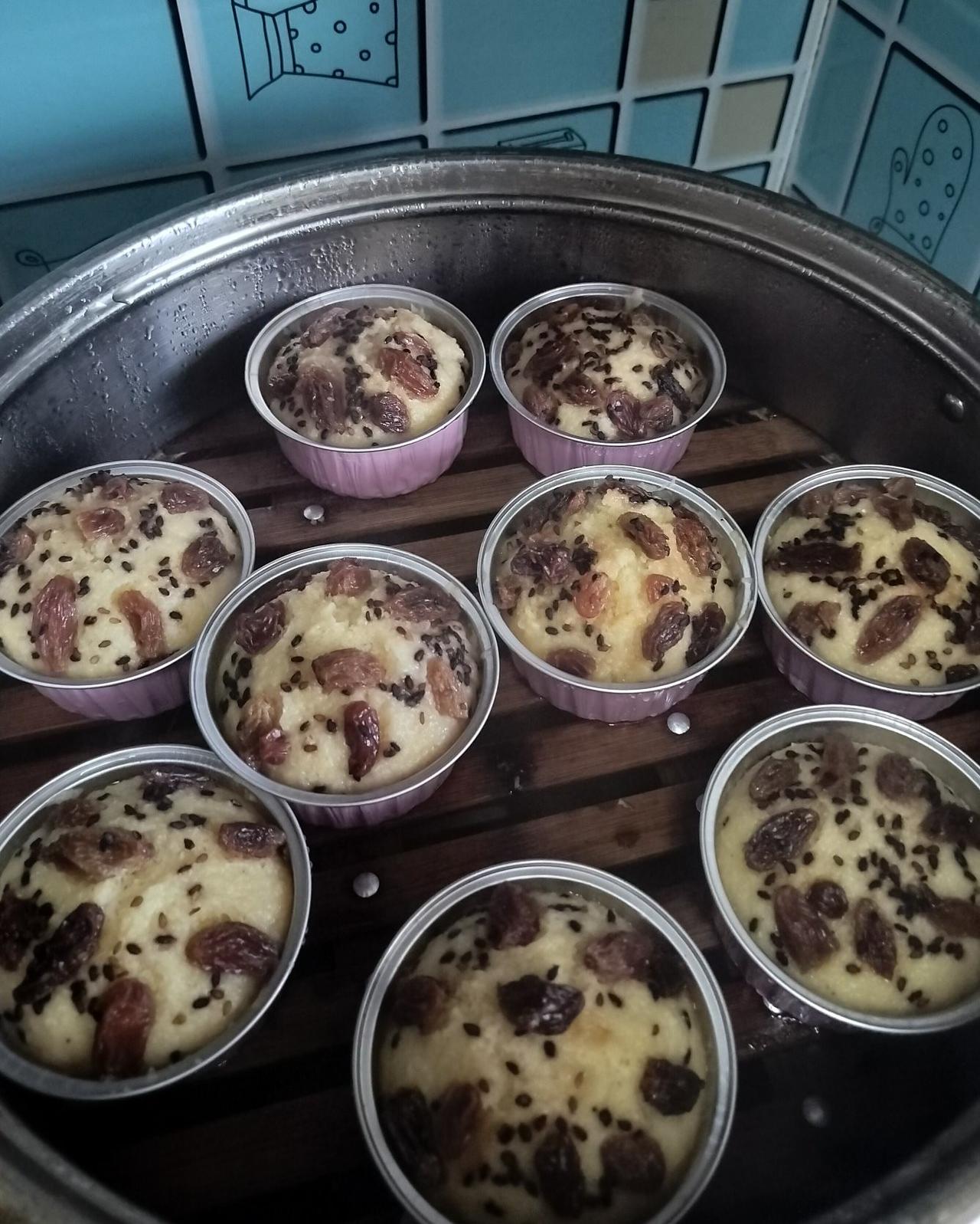 也不知道是成功还是失败，又是在网上视频跟别人学做的。小米山药鸡蛋糕，
人家要求小