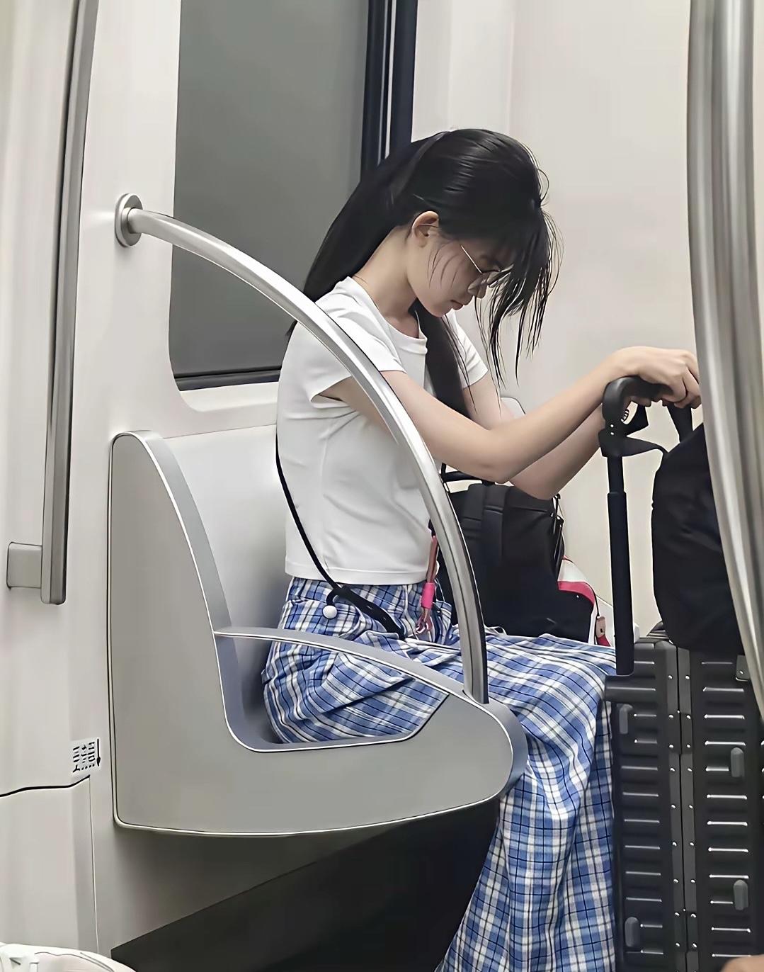 坐相斯文，一看就知道家教好