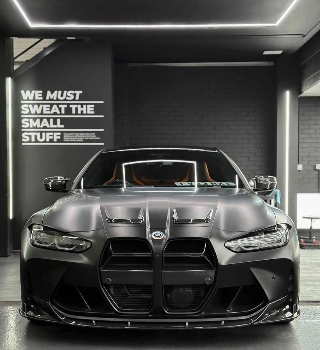 宝马M4雷霆版深度解析：百万级性能猛兽的极致魅力当一辆车能将赛道基因与公路美学完