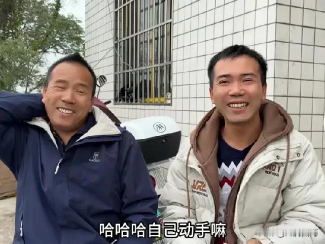 小陈宴请了七伯夫妇，同时也邀请了二哥二嫂一同前往中国餐馆体验。这次聚餐不仅是为了