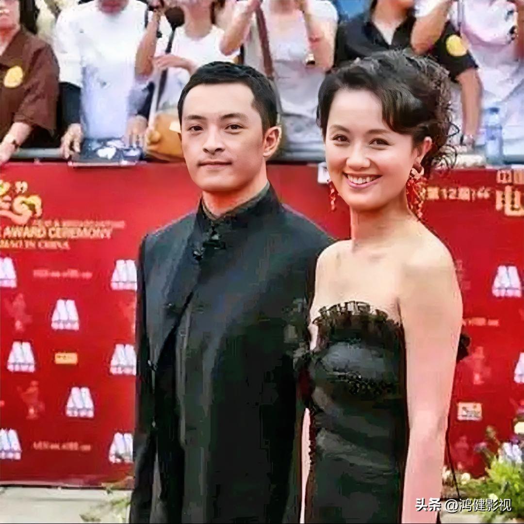 右边的朱媛媛你认识，而左边小伙子是谁？浓眉大眼，身穿黑色中山装，真是帅呆了！他演