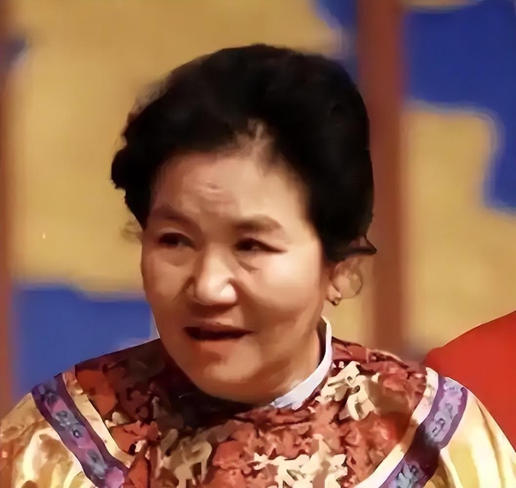 两任丈夫，一位死于劳改，另一位死于心脏病，而她的独生女儿，脑瘫，七岁夭折，她一个