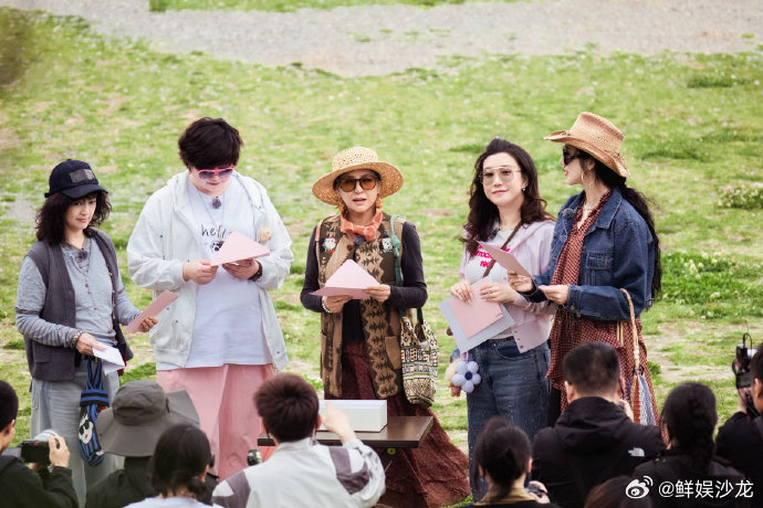 退役站姐给内娱老辈子出神图金白开也太会抓瞬间了，每个姐姐的神态都拍得恰到好处，灵